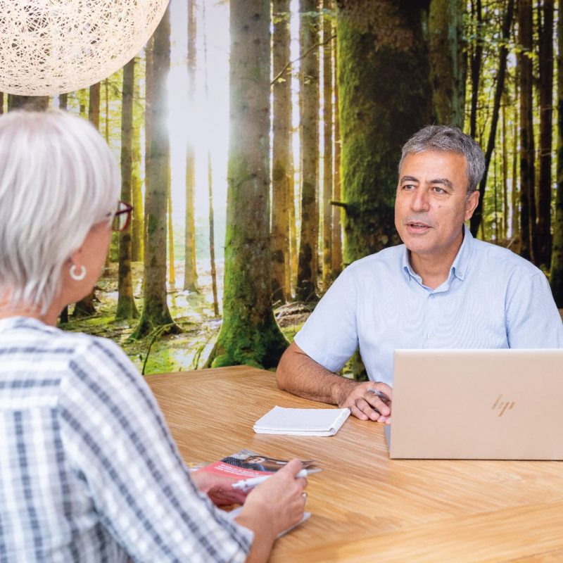 Oudere mensen in gesprek aan tafel